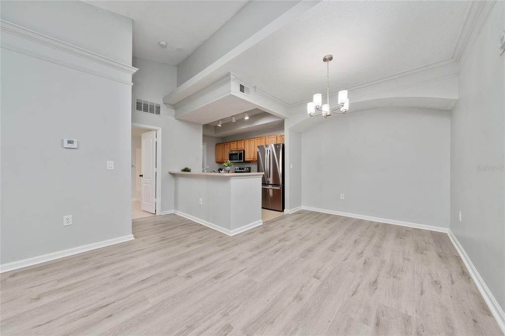 合同活跃: $248,000 (2 贝兹, 2 浴室, 1174 平方英尺)