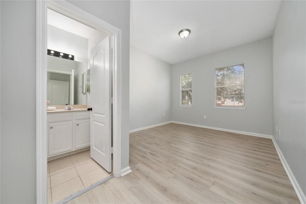 合同活跃: $248,000 (2 贝兹, 2 浴室, 1174 平方英尺)