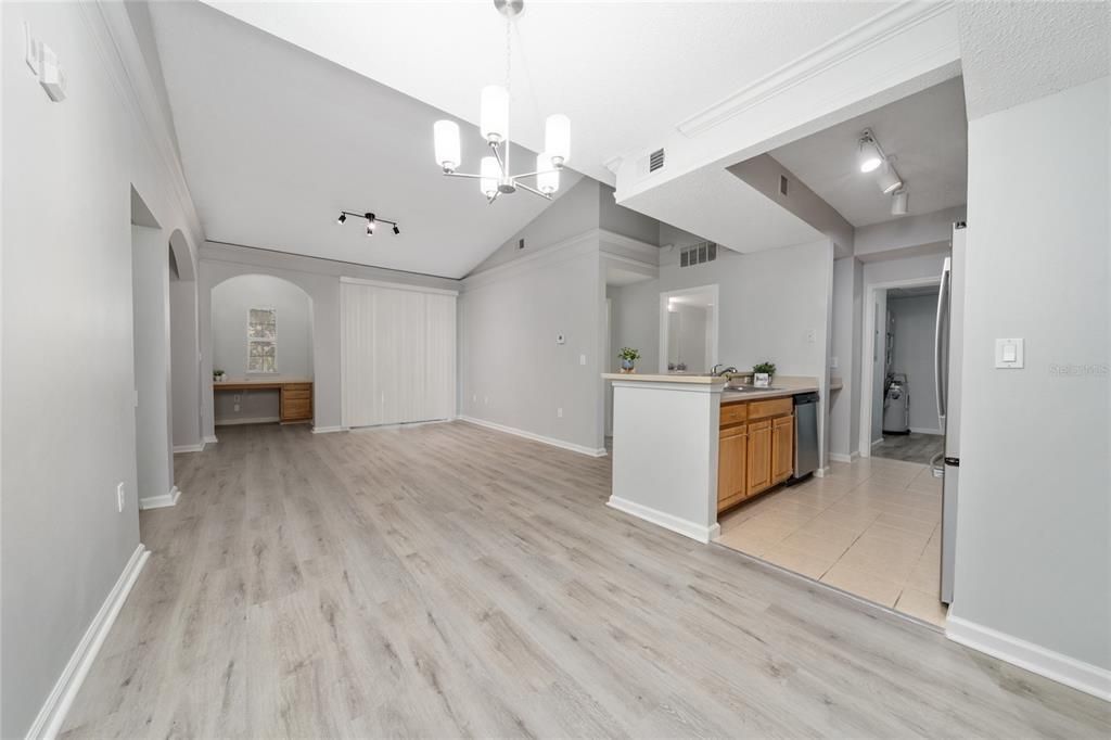 合同活跃: $248,000 (2 贝兹, 2 浴室, 1174 平方英尺)