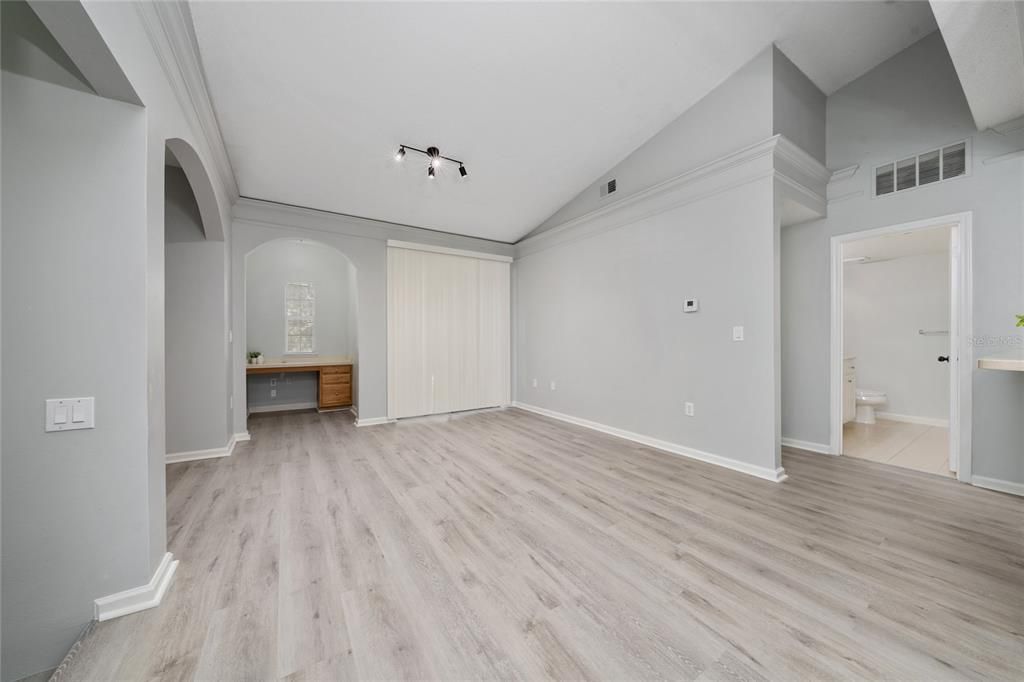 合同活跃: $248,000 (2 贝兹, 2 浴室, 1174 平方英尺)