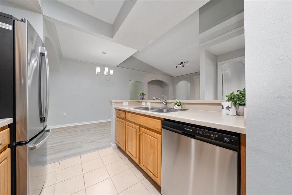 合同活跃: $248,000 (2 贝兹, 2 浴室, 1174 平方英尺)