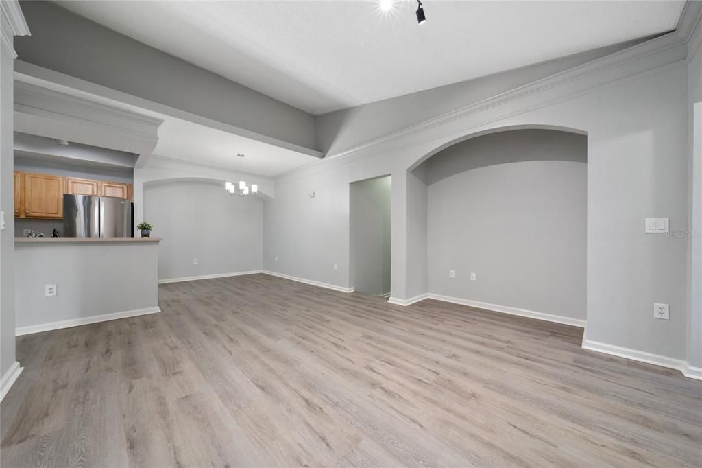 合同活跃: $248,000 (2 贝兹, 2 浴室, 1174 平方英尺)