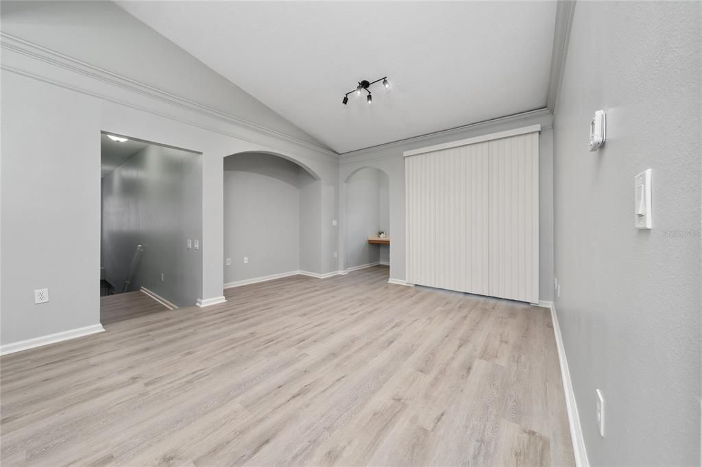 合同活跃: $248,000 (2 贝兹, 2 浴室, 1174 平方英尺)