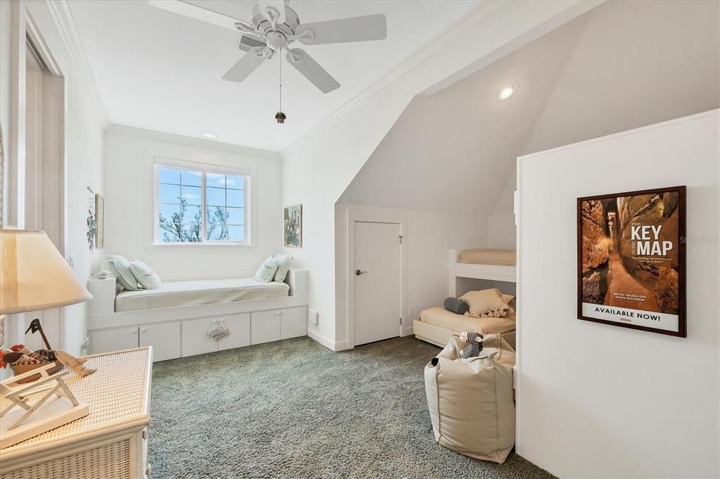 На продажу: $3,150,000 (3 спален, 3 ванн, 3204 Квадратных фут)