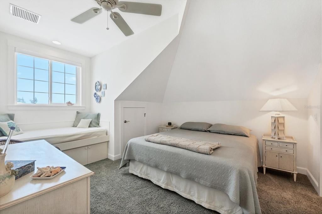 На продажу: $3,150,000 (3 спален, 3 ванн, 3204 Квадратных фут)