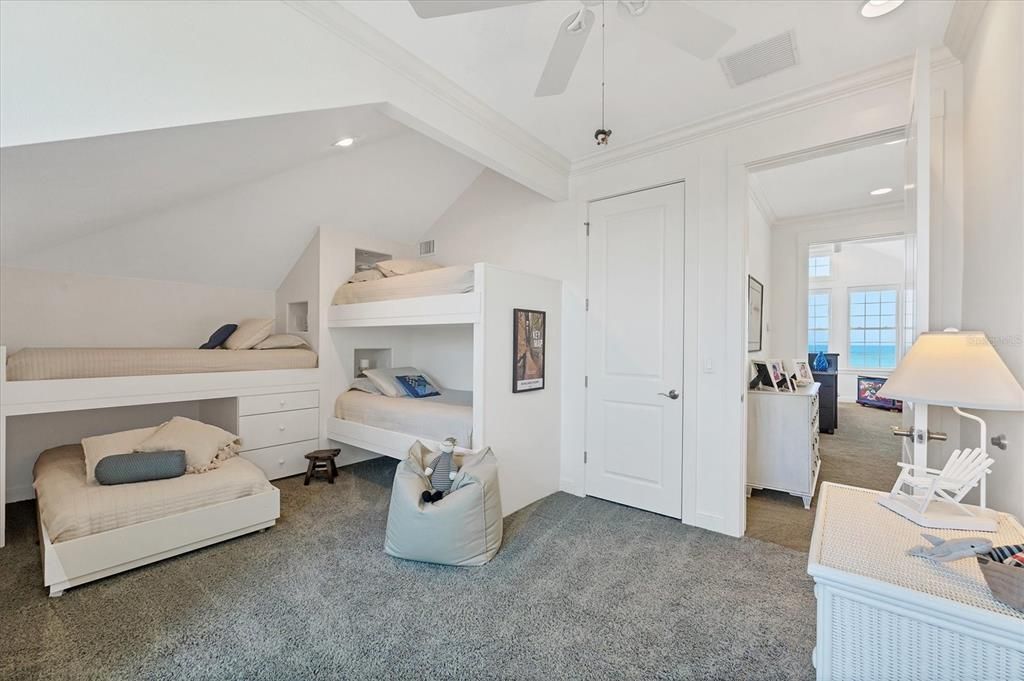 На продажу: $3,150,000 (3 спален, 3 ванн, 3204 Квадратных фут)