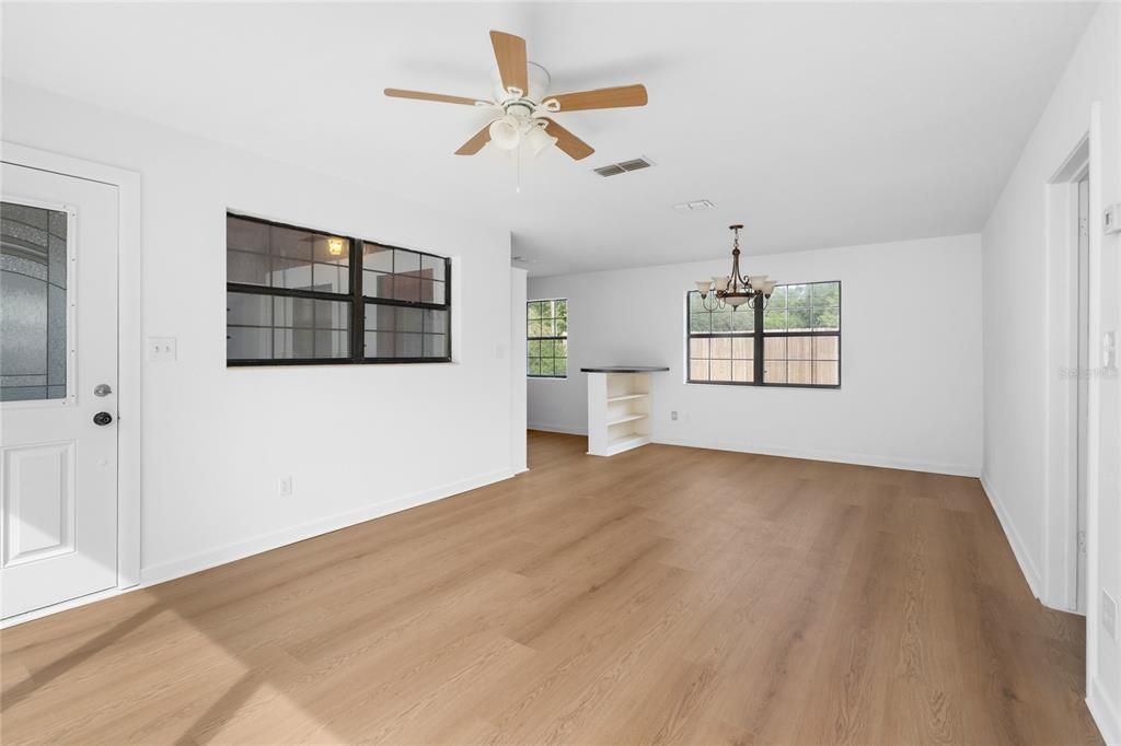 合同活跃: $219,900 (3 贝兹, 2 浴室, 1296 平方英尺)