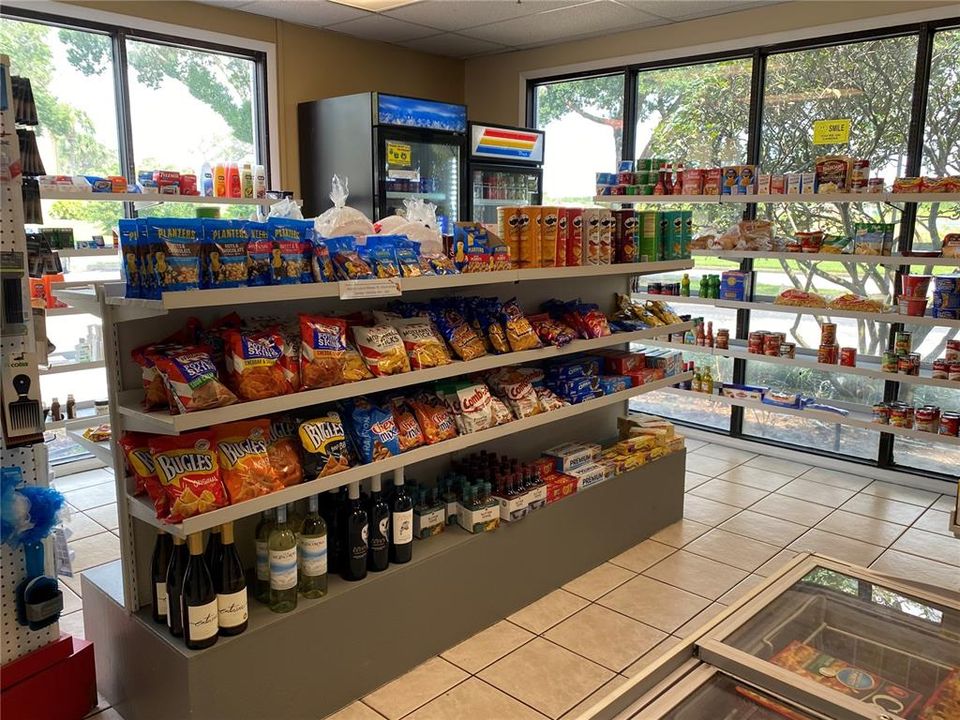 待售: $120,000 (1 贝兹, 1 浴室, 546 平方英尺)