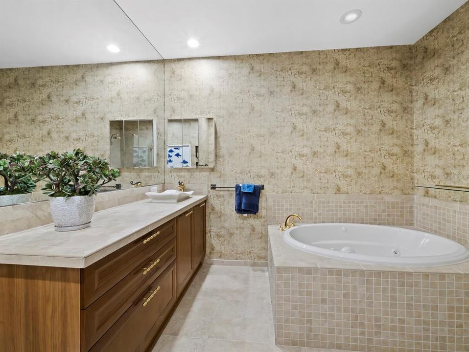 For Sale: $3,890,000 (3 beds, 4 baths, 4095 Square Feet)