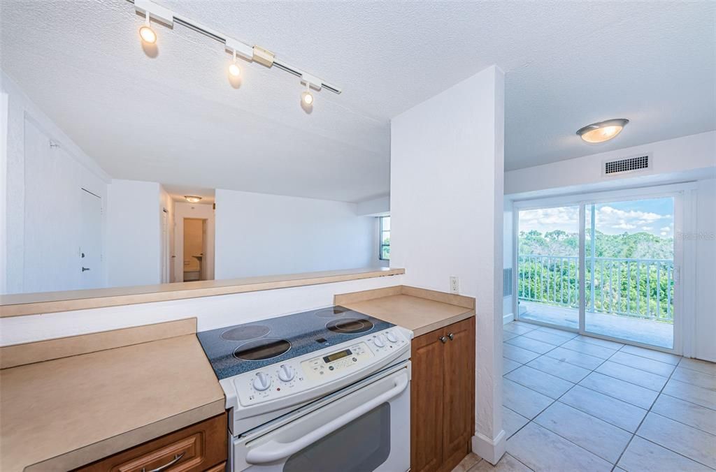 For Sale: $79,000 (1 beds, 1 baths, 708 Square Feet)