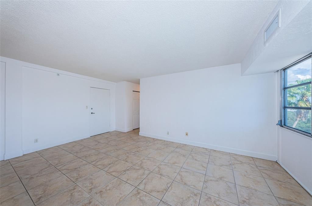 For Sale: $79,000 (1 beds, 1 baths, 708 Square Feet)