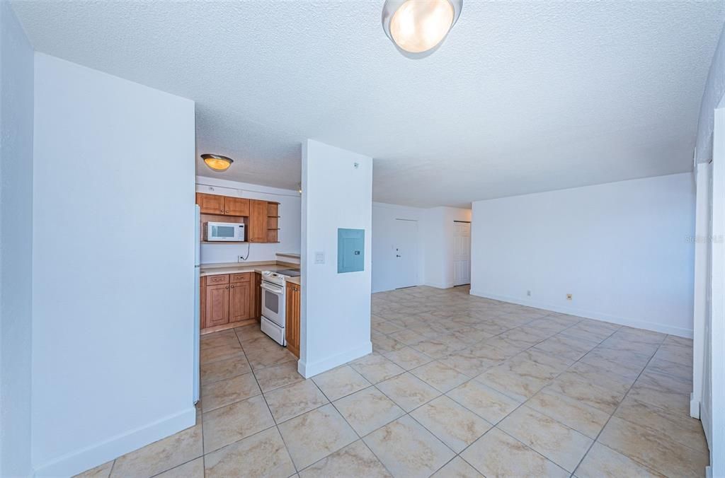 For Sale: $79,000 (1 beds, 1 baths, 708 Square Feet)