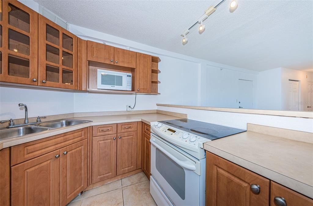 For Sale: $79,000 (1 beds, 1 baths, 708 Square Feet)