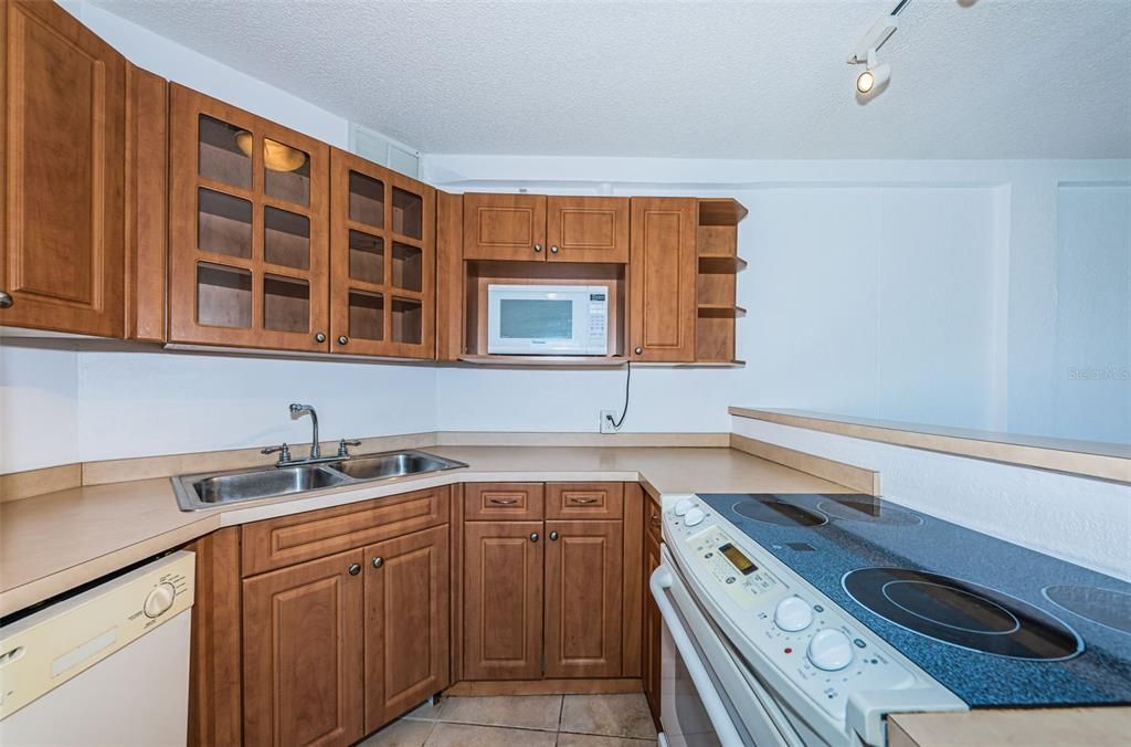 For Sale: $79,000 (1 beds, 1 baths, 708 Square Feet)