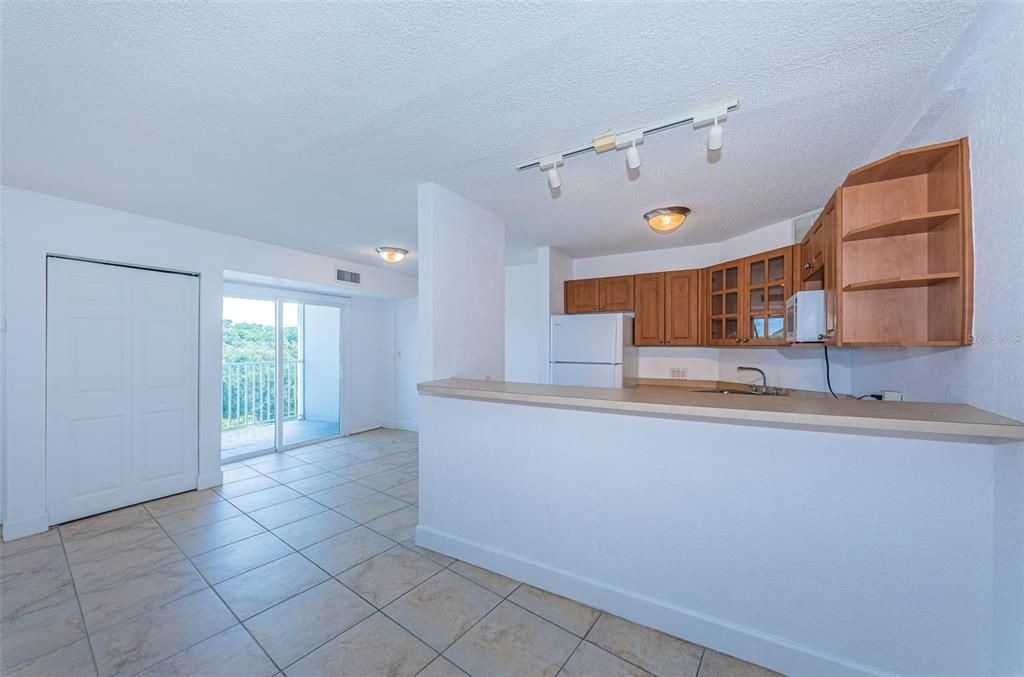 For Sale: $79,000 (1 beds, 1 baths, 708 Square Feet)