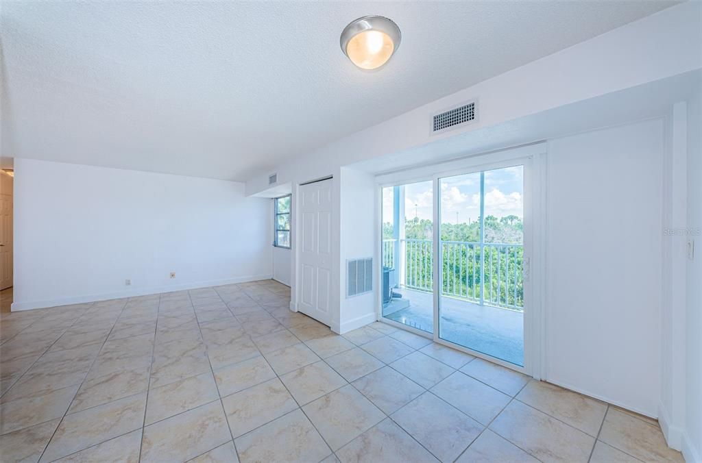 For Sale: $79,000 (1 beds, 1 baths, 708 Square Feet)