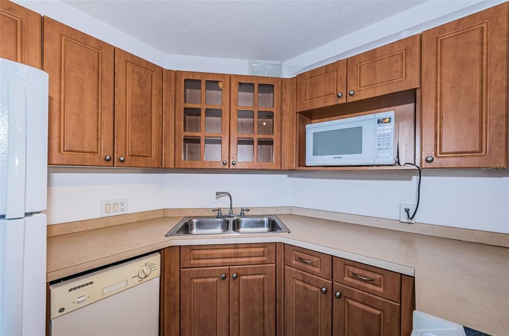 For Sale: $79,000 (1 beds, 1 baths, 708 Square Feet)