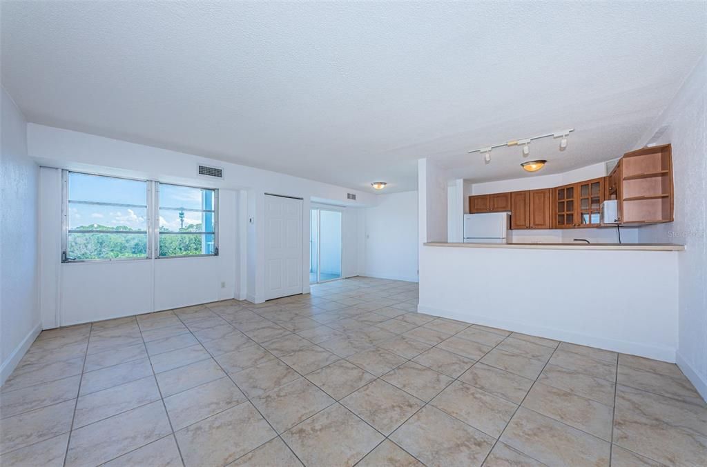 For Sale: $79,000 (1 beds, 1 baths, 708 Square Feet)