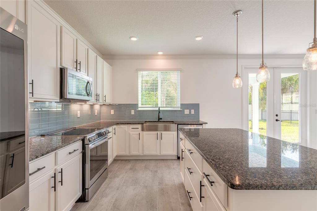 Active With Contract: $599,900 (6 beds, 3 baths, 3082 Square Feet)