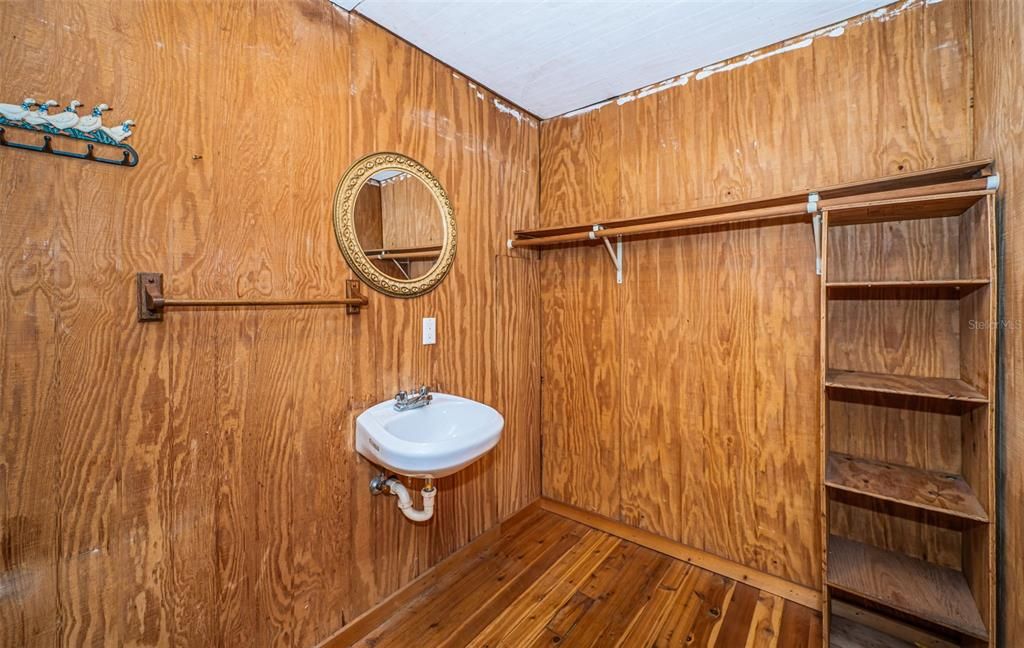 For Sale: $229,900 (2 beds, 1 baths, 920 Square Feet)