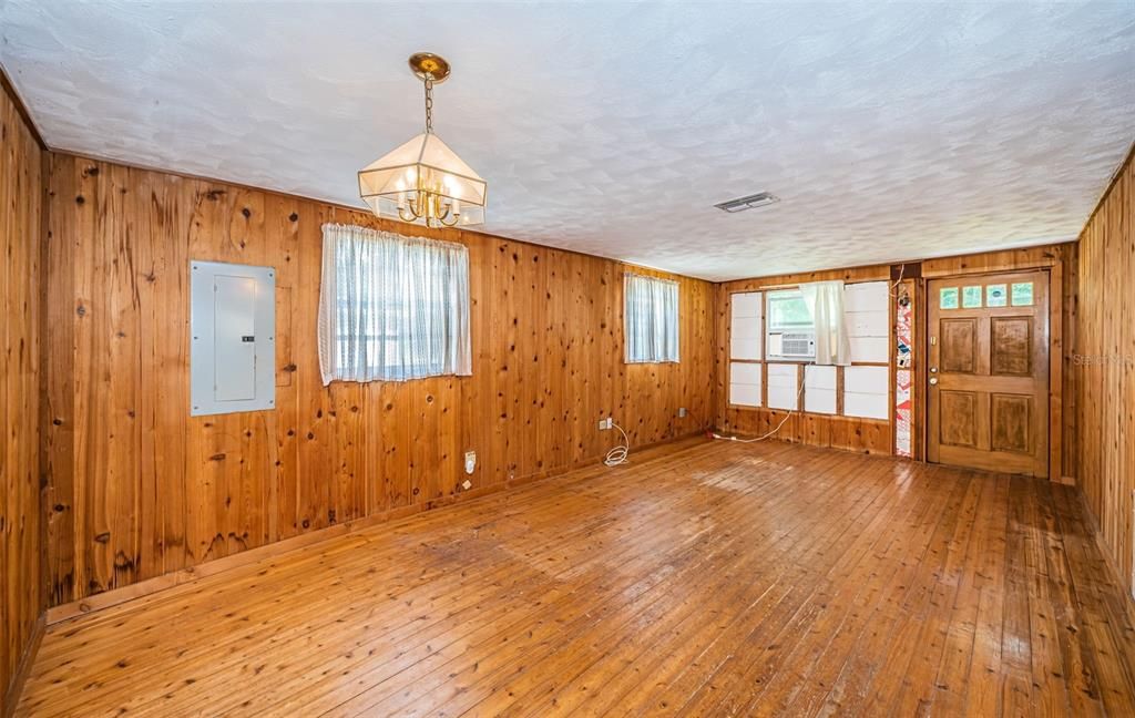 For Sale: $229,900 (2 beds, 1 baths, 920 Square Feet)