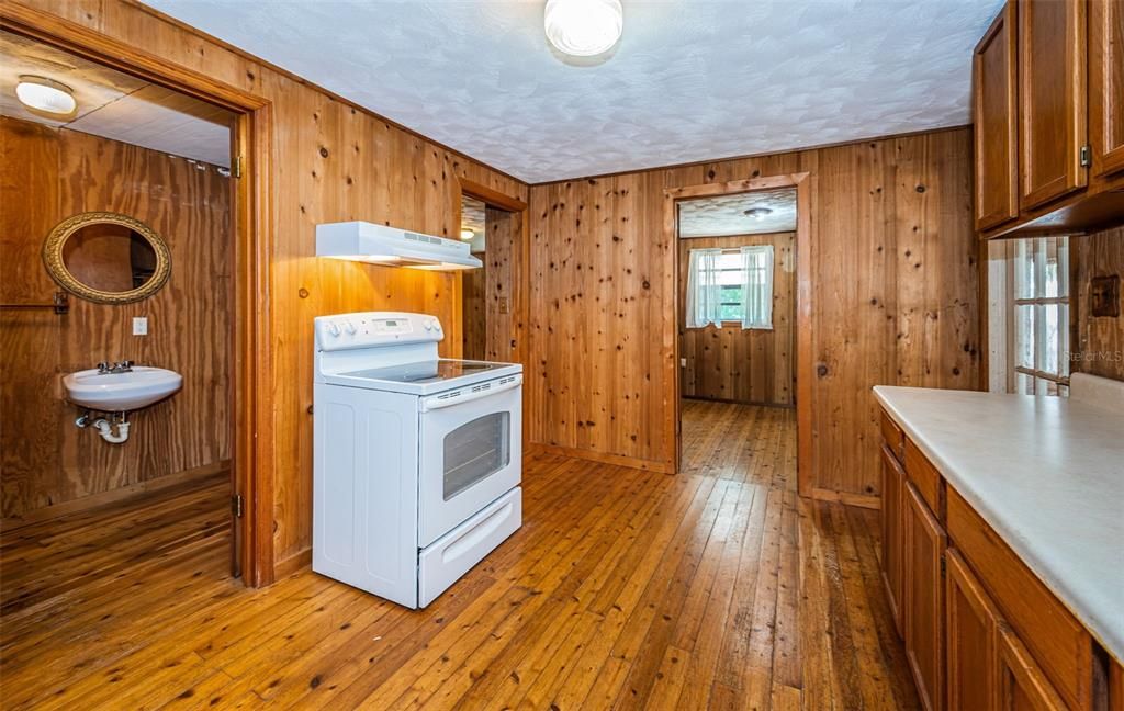 For Sale: $229,900 (2 beds, 1 baths, 920 Square Feet)