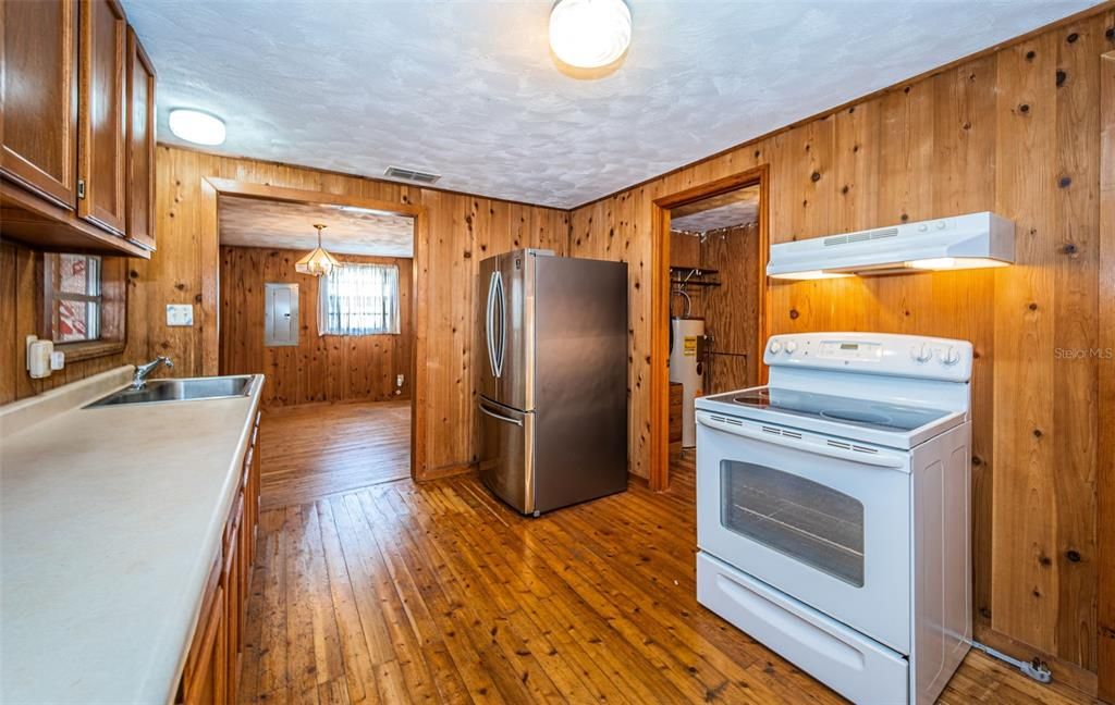 For Sale: $229,900 (2 beds, 1 baths, 920 Square Feet)