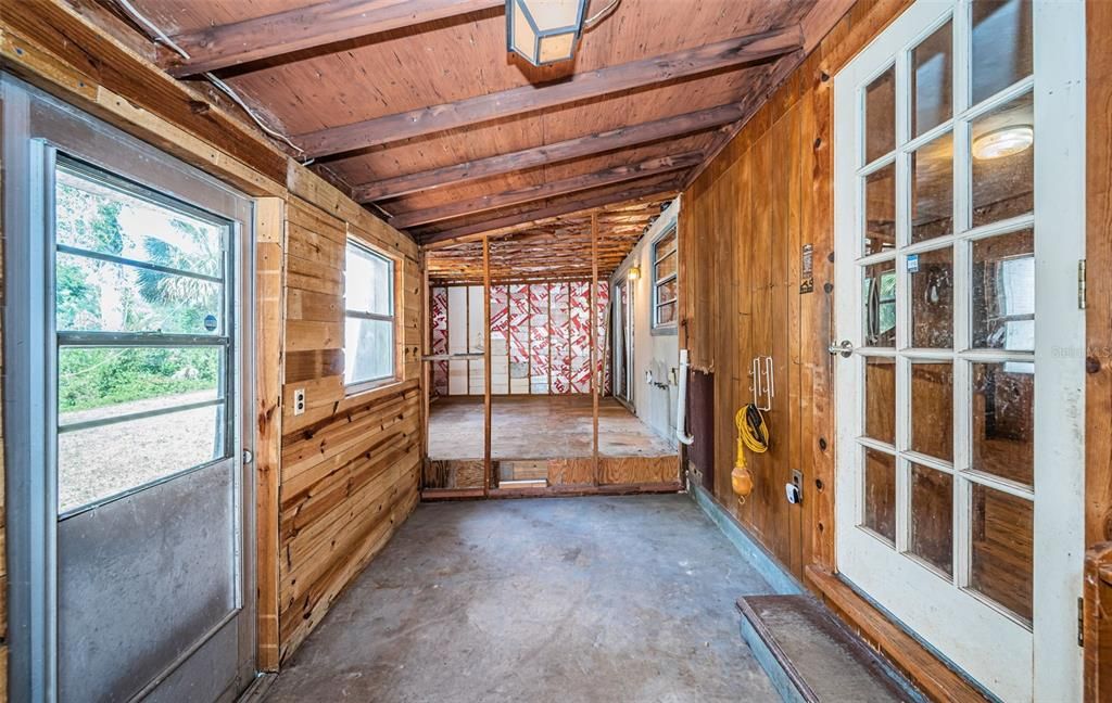 For Sale: $229,900 (2 beds, 1 baths, 920 Square Feet)