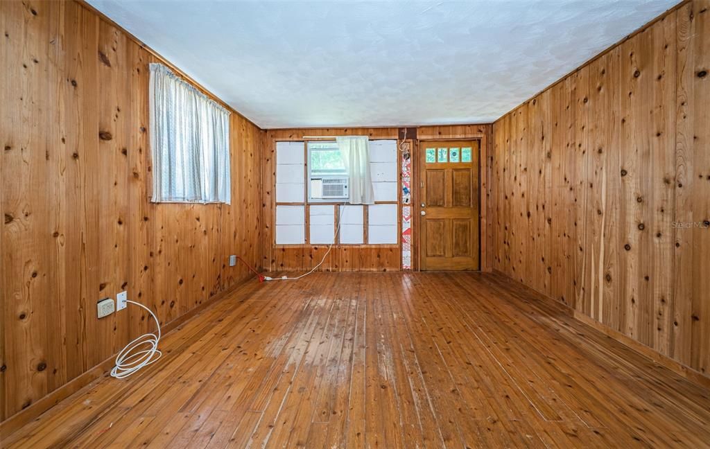 For Sale: $229,900 (2 beds, 1 baths, 920 Square Feet)