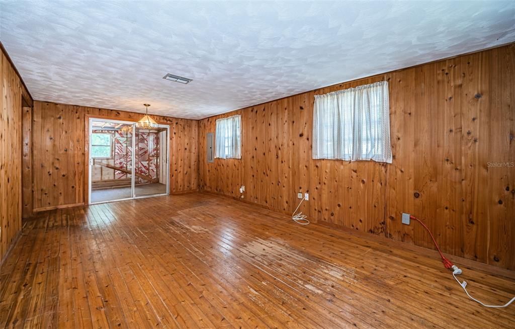 For Sale: $229,900 (2 beds, 1 baths, 920 Square Feet)