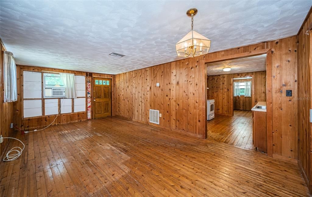 For Sale: $229,900 (2 beds, 1 baths, 920 Square Feet)