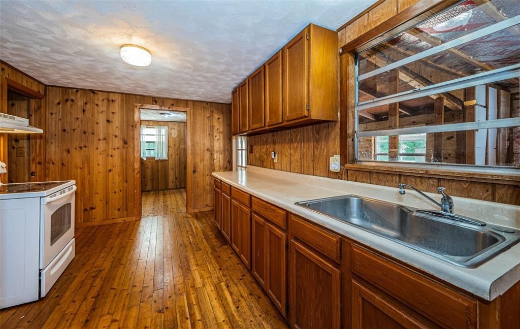 For Sale: $229,900 (2 beds, 1 baths, 920 Square Feet)