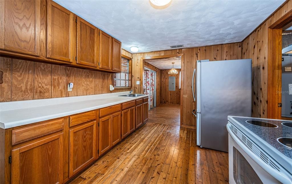 For Sale: $229,900 (2 beds, 1 baths, 920 Square Feet)