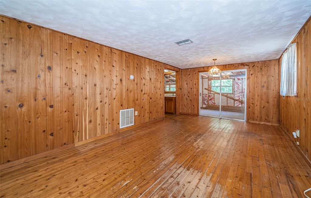 For Sale: $229,900 (2 beds, 1 baths, 920 Square Feet)