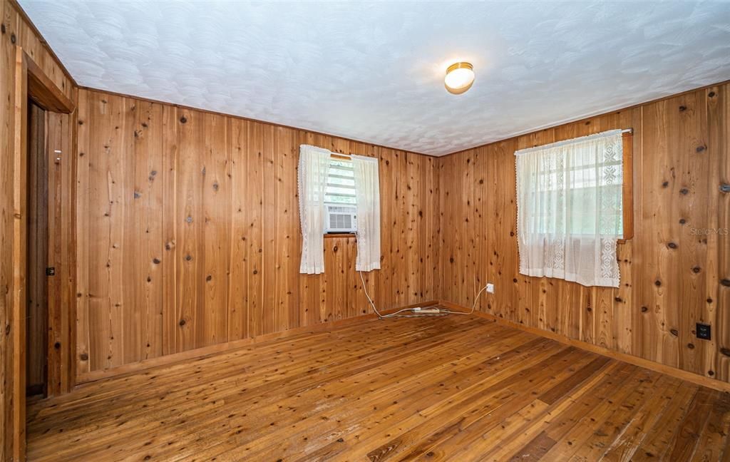 For Sale: $229,900 (2 beds, 1 baths, 920 Square Feet)