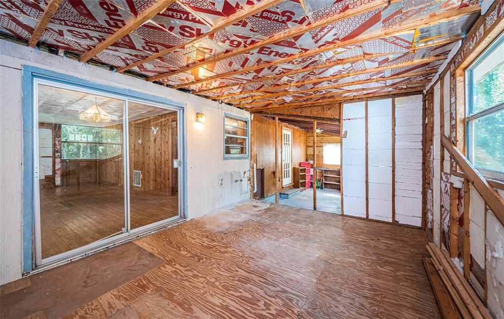 For Sale: $229,900 (2 beds, 1 baths, 920 Square Feet)