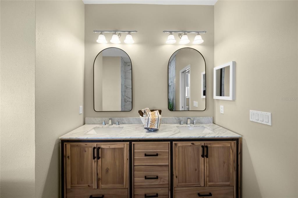 Под контрактом: $599,000 (4 спален, 3 ванн, 2377 Квадратных фут)