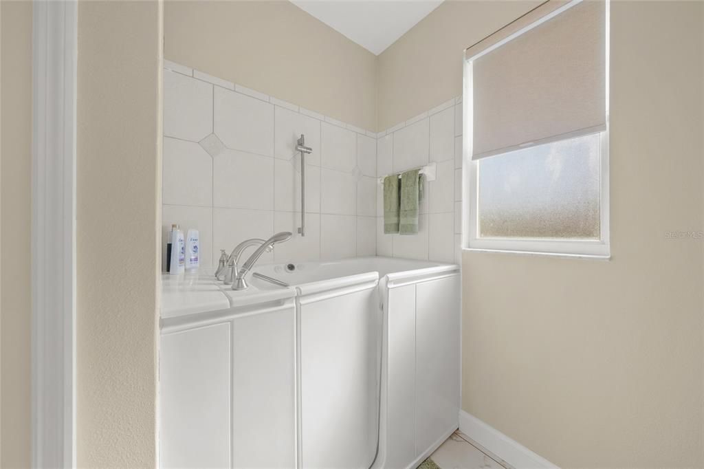 Под контрактом: $599,000 (4 спален, 3 ванн, 2377 Квадратных фут)