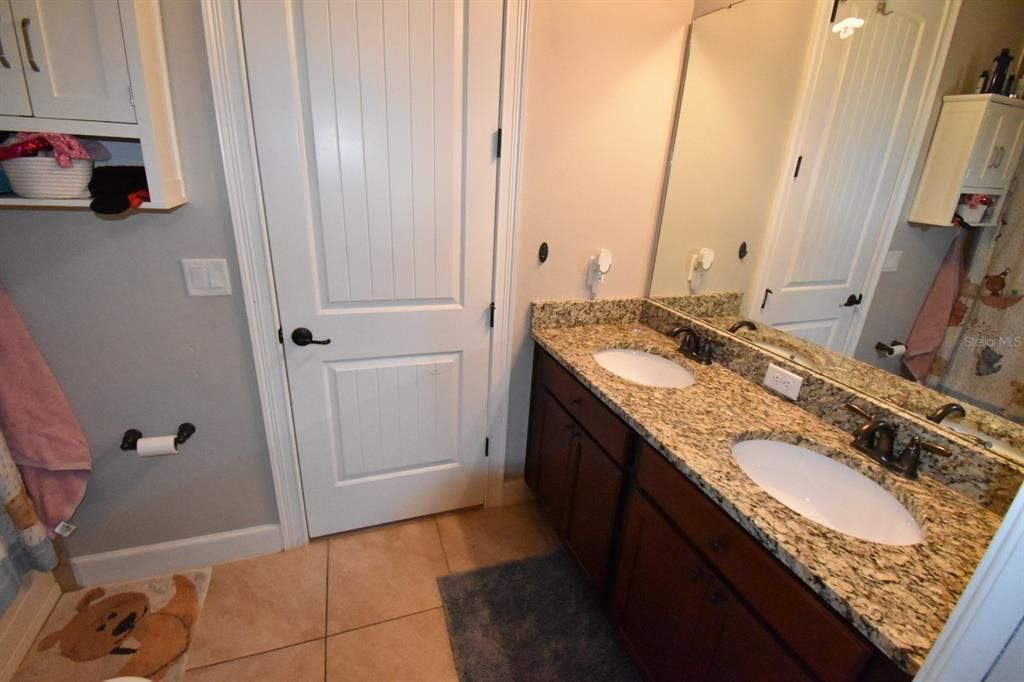 For Sale: $400,000 (3 beds, 2 baths, 1899 Square Feet)