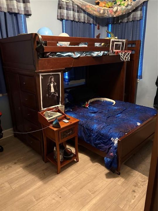 For Sale: $400,000 (3 beds, 2 baths, 1899 Square Feet)