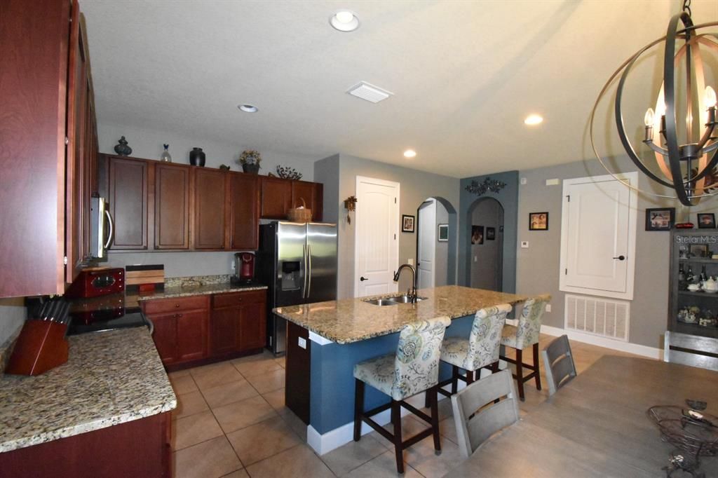 For Sale: $400,000 (3 beds, 2 baths, 1899 Square Feet)