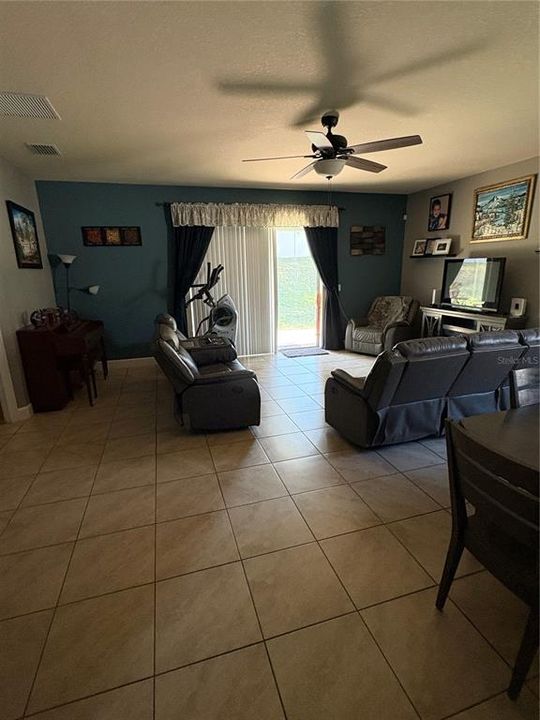 For Sale: $400,000 (3 beds, 2 baths, 1899 Square Feet)