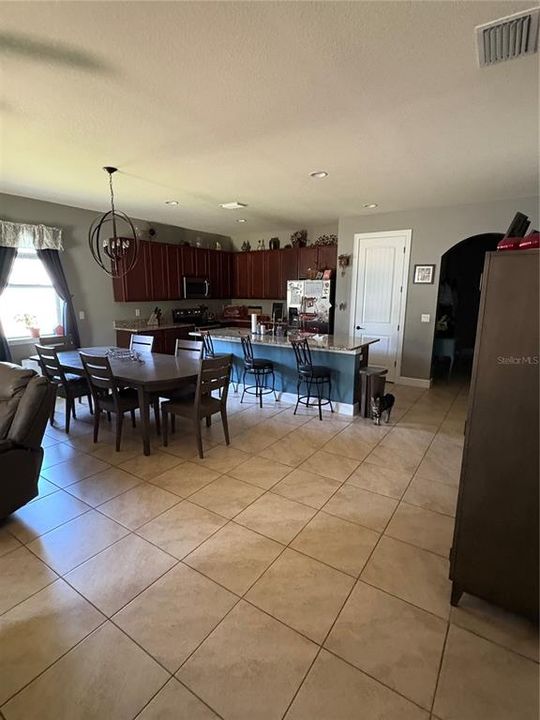 For Sale: $400,000 (3 beds, 2 baths, 1899 Square Feet)