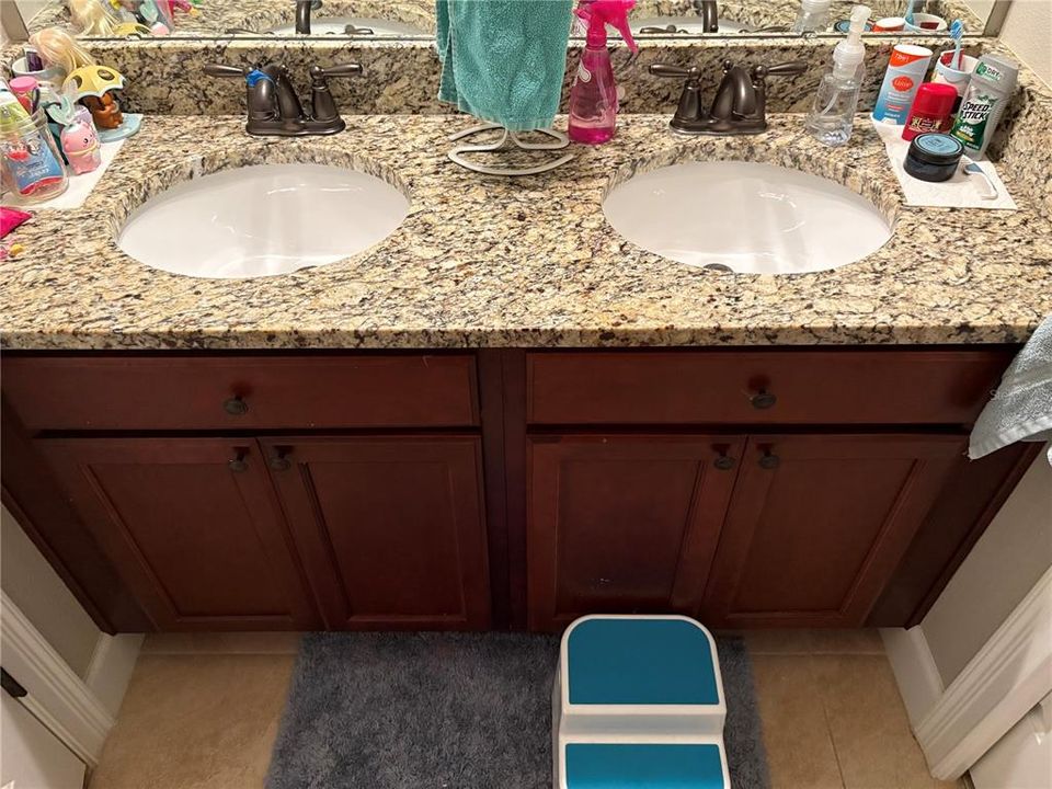 For Sale: $400,000 (3 beds, 2 baths, 1899 Square Feet)