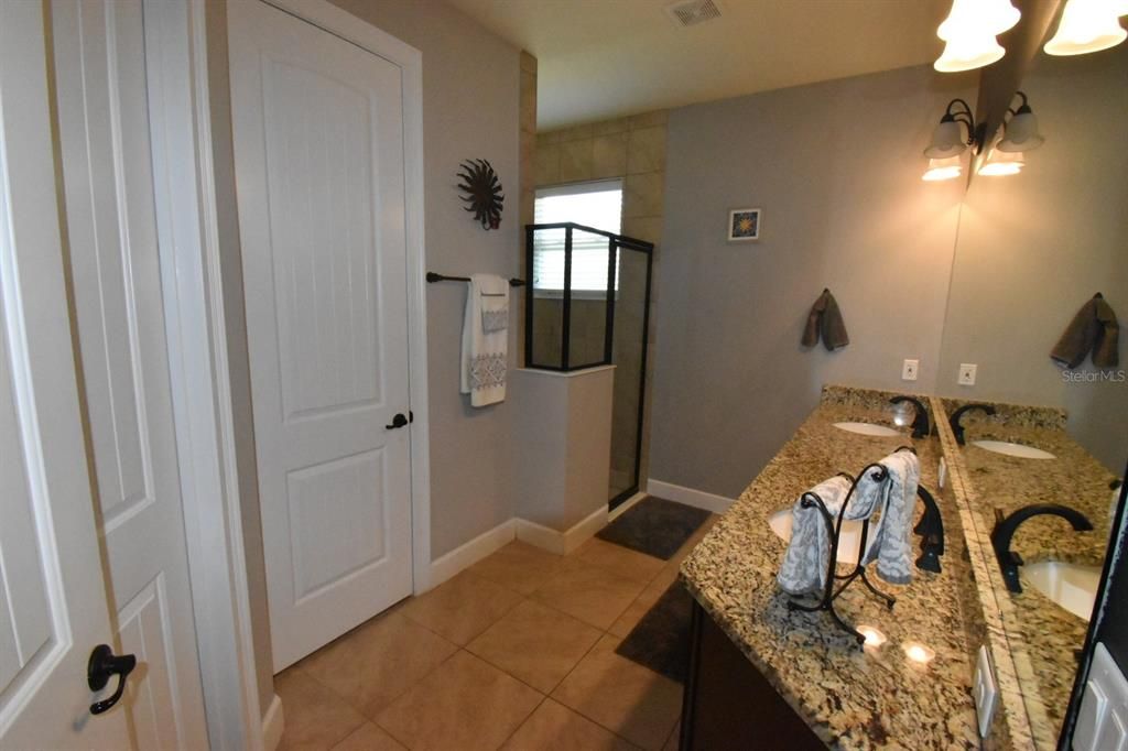 For Sale: $400,000 (3 beds, 2 baths, 1899 Square Feet)