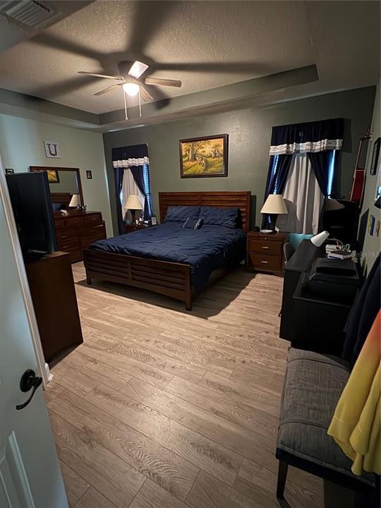 For Sale: $400,000 (3 beds, 2 baths, 1899 Square Feet)