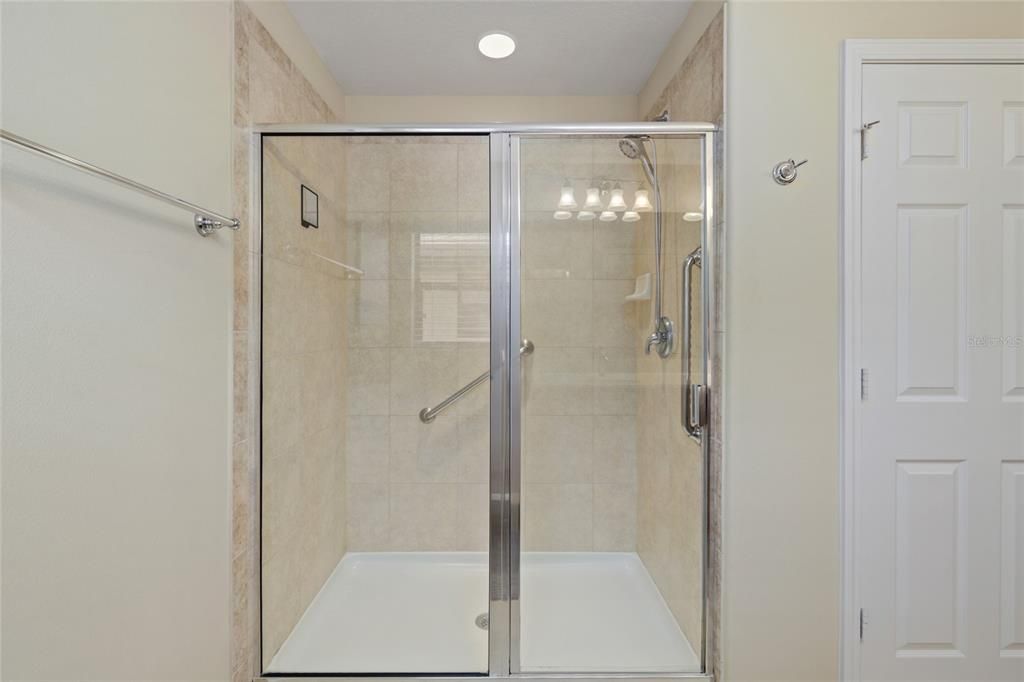 Под контрактом: $398,900 (3 спален, 2 ванн, 1395 Квадратных фут)