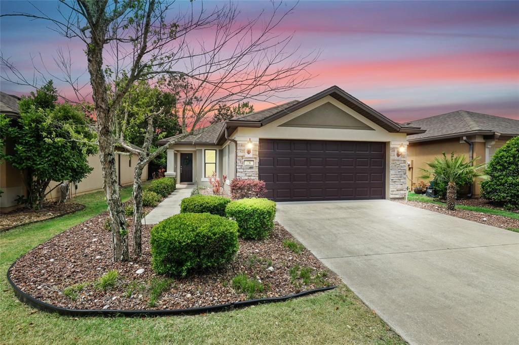 Под контрактом: $398,900 (3 спален, 2 ванн, 1395 Квадратных фут)