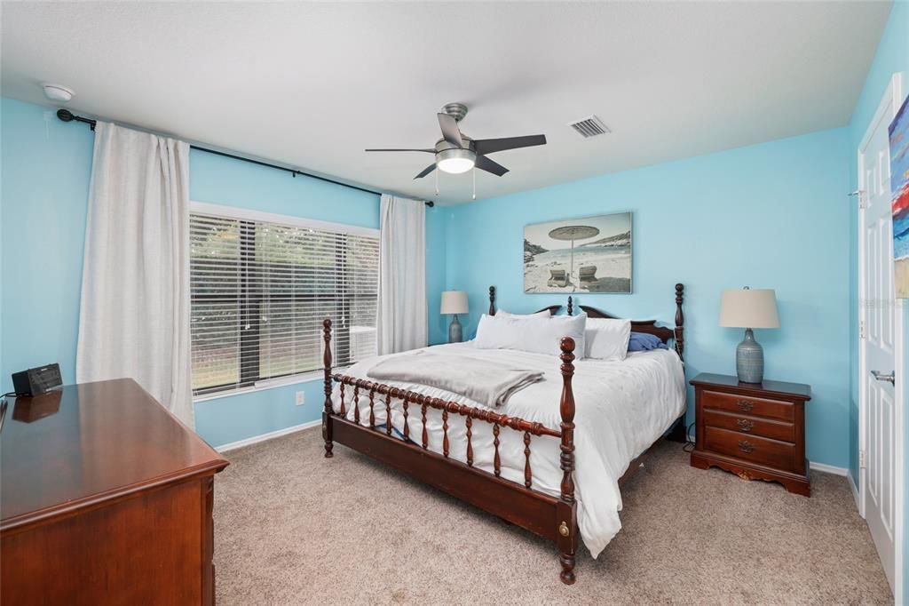 Под контрактом: $398,900 (3 спален, 2 ванн, 1395 Квадратных фут)