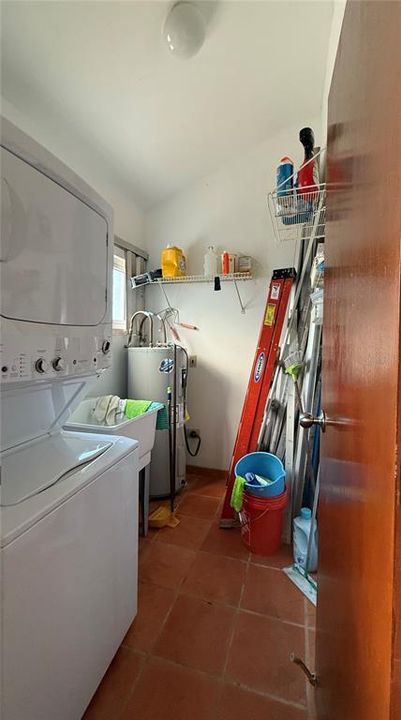 For Sale: $560,000 (2 beds, 3 baths, 1875 Square Feet)